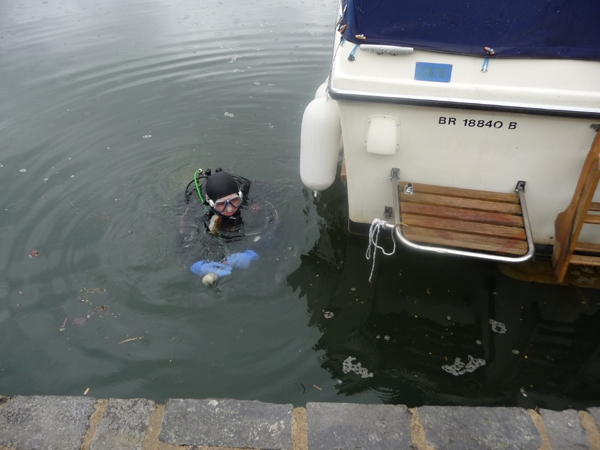v&eacute;rification des coques des bateau &agrave; la darse d`anseremme